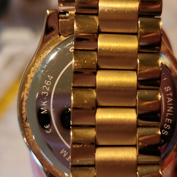 MICHAEL KORS WOMANS GOLD TONE WATCH # 3264- PINK. Box & tags. - Picture 9 of 9